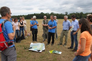 Franz Debatin (NABU) und Herr Hambsch (Stadt Bruchsal) erläutern das Naturschutzprojekt Saalbachniederung.